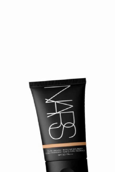 Sonbahar Içi Makyaj Çantası: Günlükten Geceye Taşınan Güzellik Rutini