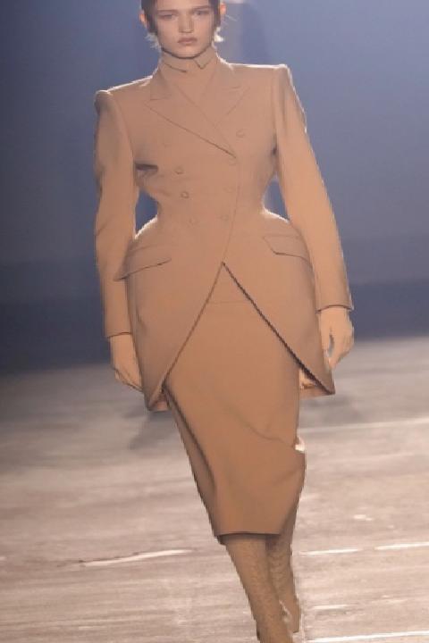 Stardust Aphrodite: Mugler’ın Yeni Duruşu ve Freitas’ın İlk Sahne Noktası