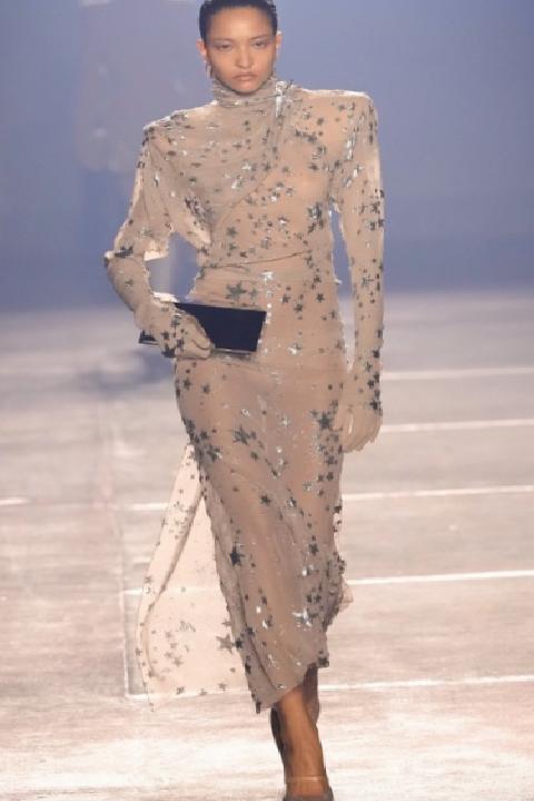 Stardust Aphrodite: Mugler’ın Yeni Duruşu ve Freitas’ın İlk Sahne Noktası