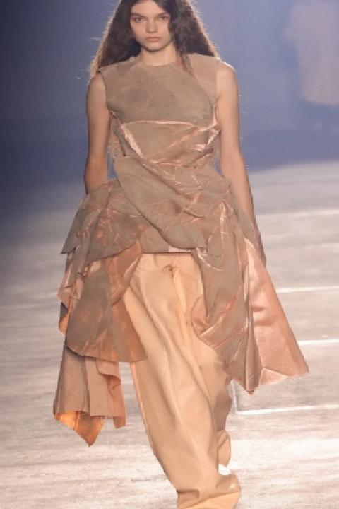 Stardust Aphrodite: Mugler’ın Yeni Duruşu ve Freitas’ın İlk Sahne Noktası