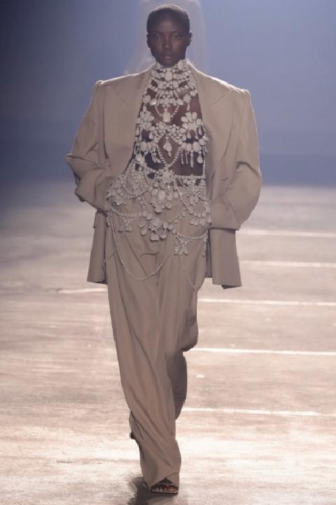 Stardust Aphrodite: Mugler’ın Yeni Duruşu ve Freitas’ın İlk Sahne Noktası