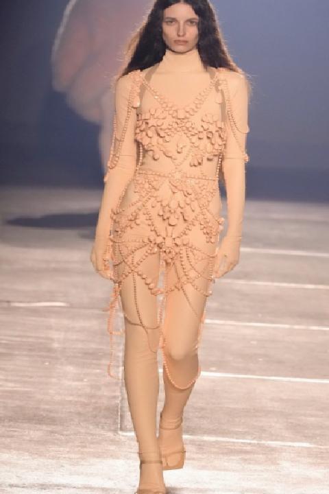 Stardust Aphrodite: Mugler’ın Yeni Duruşu ve Freitas’ın İlk Sahne Noktası