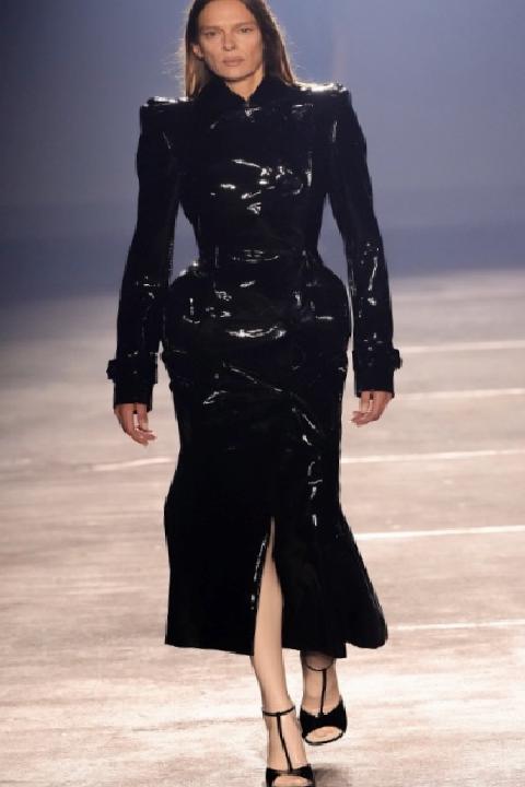 Stardust Aphrodite: Mugler’ın Yeni Duruşu ve Freitas’ın İlk Sahne Noktası