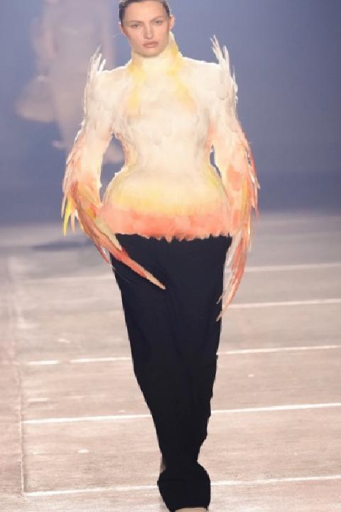 Stardust Aphrodite: Mugler’ın Yeni Duruşu ve Freitas’ın İlk Sahne Noktası