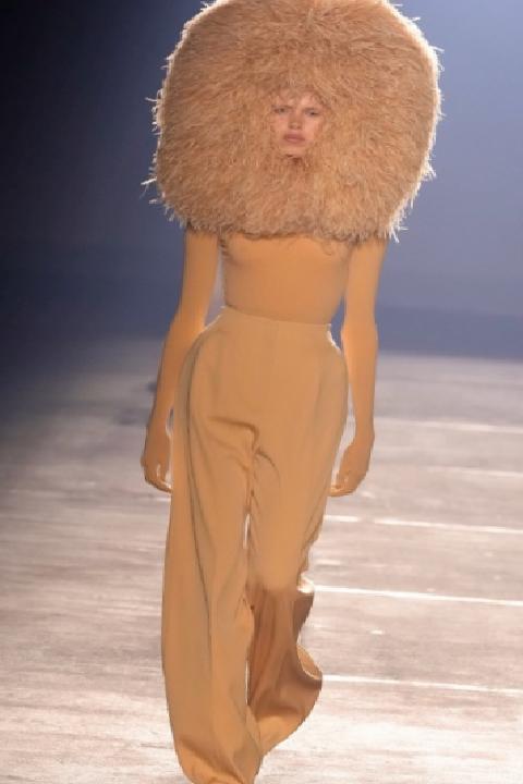 Stardust Aphrodite: Mugler’ın Yeni Duruşu ve Freitas’ın İlk Sahne Noktası