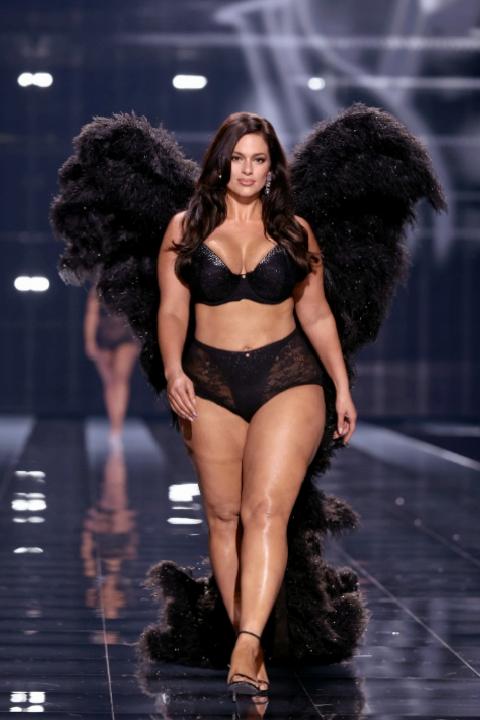 Victoria’s Secret 2025 Defilesi: Kapsayıcılık ve Çok Disiplinli Işıklandırmayla Yeniden Doğuş