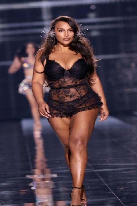 Victoria’s Secret 2025 Defilesi: Kapsayıcılık ve Çok Disiplinli Işıklandırmayla Yeniden Doğuş