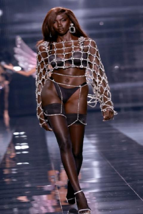 Victoria’s Secret 2025 Defilesi: Kapsayıcılık ve Çok Disiplinli Işıklandırmayla Yeniden Doğuş