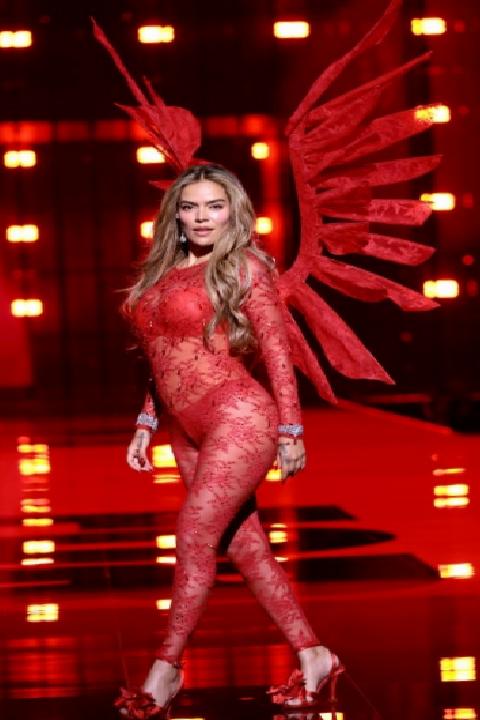 Victoria’s Secret 2025 Defilesi: Kapsayıcılık ve Çok Disiplinli Işıklandırmayla Yeniden Doğuş