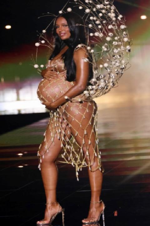 Victoria’s Secret 2025 Defilesi: Kapsayıcılık ve Çok Disiplinli Işıklandırmayla Yeniden Doğuş