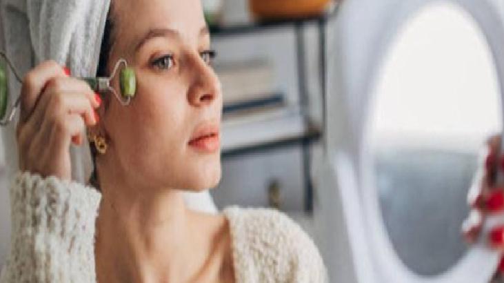 Yaşla Gelen Kırışıklıklara Karşı Basit Masaj ve Doğal Buz Banyosu: May ve Gina'dan Sıradışı Cilt Bakımı