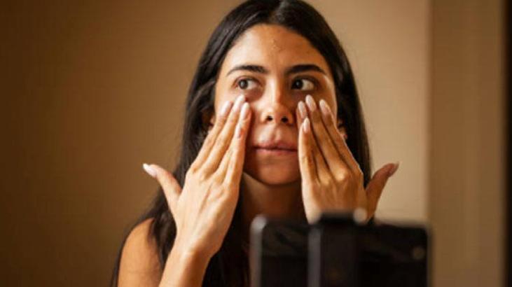 Yaşla Gelen Kırışıklıklara Karşı Basit Masaj ve Doğal Buz Banyosu: May ve Gina'dan Sıradışı Cilt Bakımı