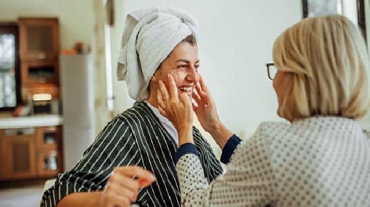 Yaşla Gelen Kırışıklıklara Karşı Basit Masaj ve Doğal Buz Banyosu: May ve Gina'dan Sıradışı Cilt Bakımı