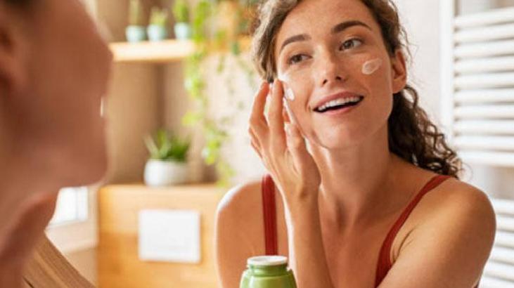 Yaşla Gelen Kırışıklıklara Karşı Basit Masaj ve Doğal Buz Banyosu: May ve Gina'dan Sıradışı Cilt Bakımı