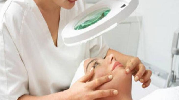 Yaşla Gelen Kırışıklıklara Karşı Basit Masaj ve Doğal Buz Banyosu: May ve Gina'dan Sıradışı Cilt Bakımı