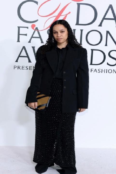 2025 CFDA Ödülleri: Sade Şıklığın Parıltılı Yıldızlara Eşlik Ettiği Geceden Notlar