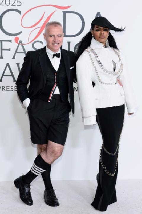 2025 CFDA Ödülleri: Sade Şıklığın Parıltılı Yıldızlara Eşlik Ettiği Geceden Notlar