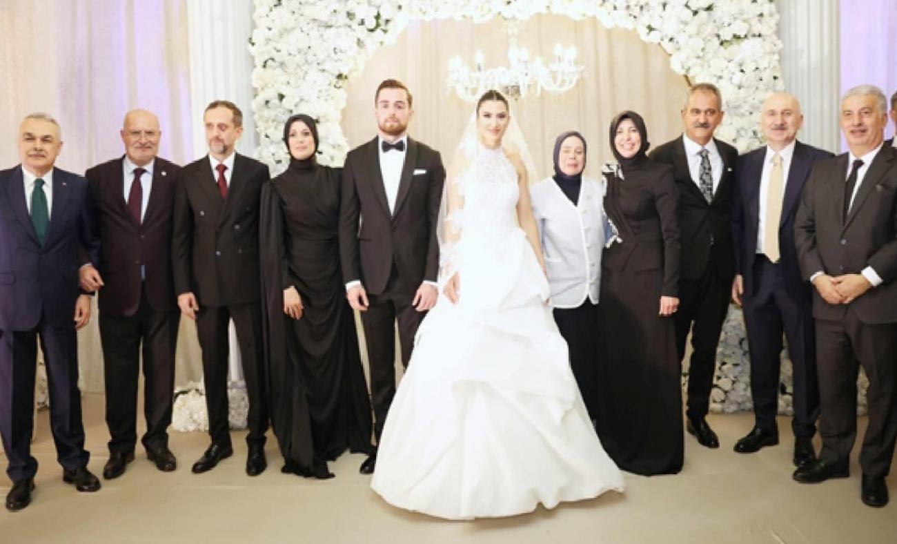 Görkemli bir düğün töreniyle dünyaevine giren Zeynep Özer ve Batuhan Ersoy