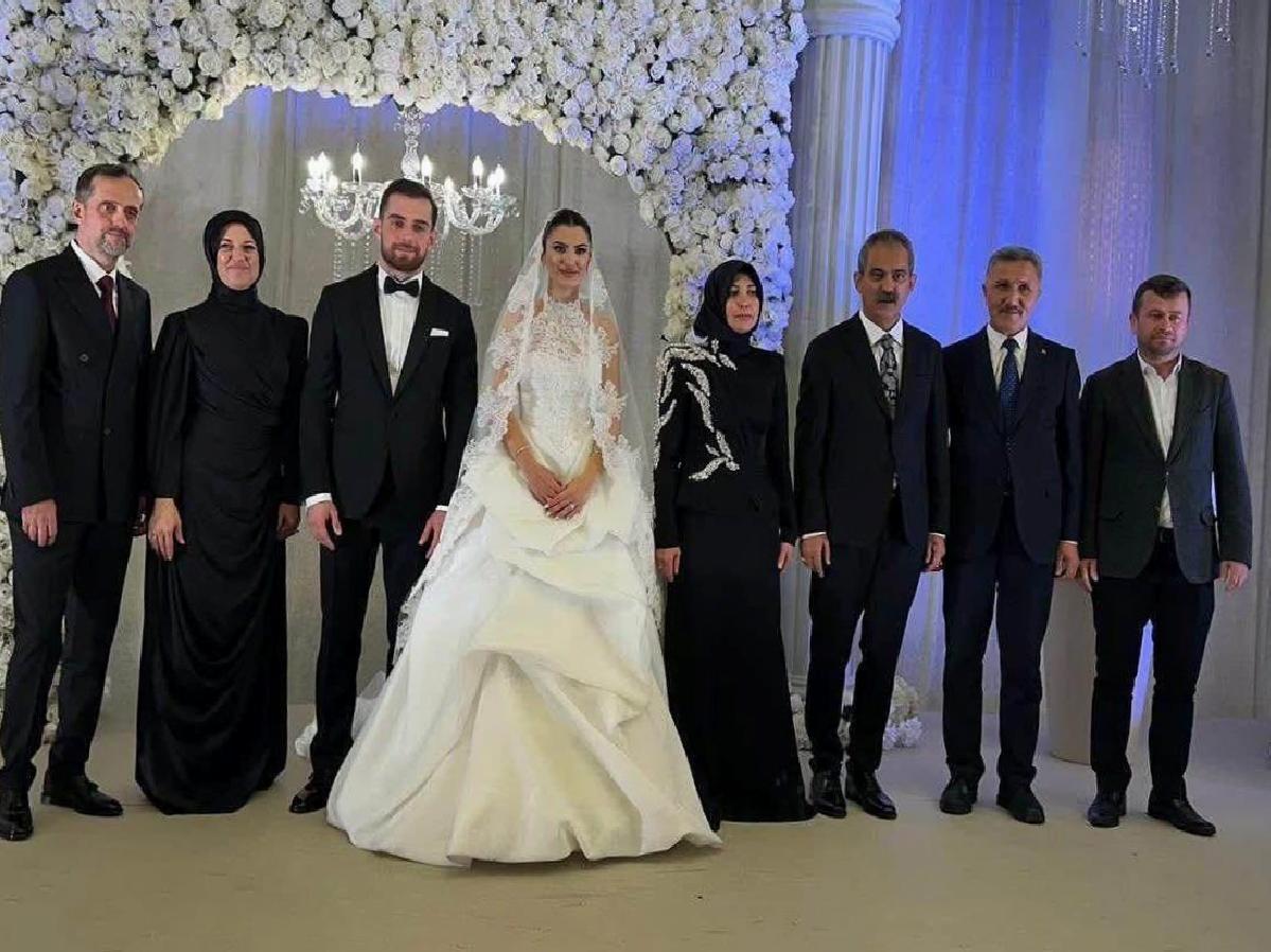 Görkemli bir düğün töreniyle dünyaevine giren Zeynep Özer ve Batuhan Ersoy