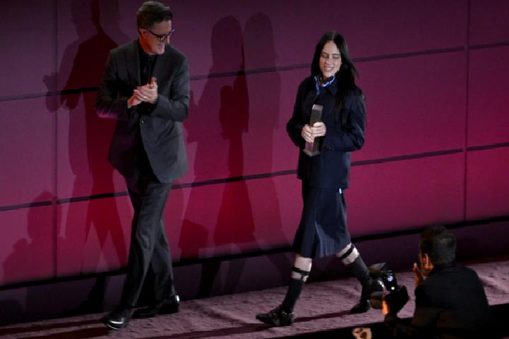 Billie Eilish'in Sosyal Sorumluluk Çağrısı: Zenginlikten Paylaşıma Dair Mesajı