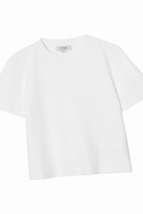 Kapsül Gardıroplar İçin Beyaz Tişört Seçiminin İncelikleri: Konfor ve Zamansız Şıklık