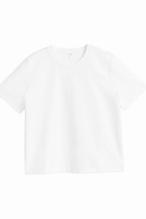 Kapsül Gardıroplar İçin Beyaz Tişört Seçiminin İncelikleri: Konfor ve Zamansız Şıklık