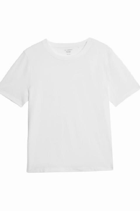 Kapsül Gardıroplar İçin Beyaz Tişört Seçiminin İncelikleri: Konfor ve Zamansız Şıklık