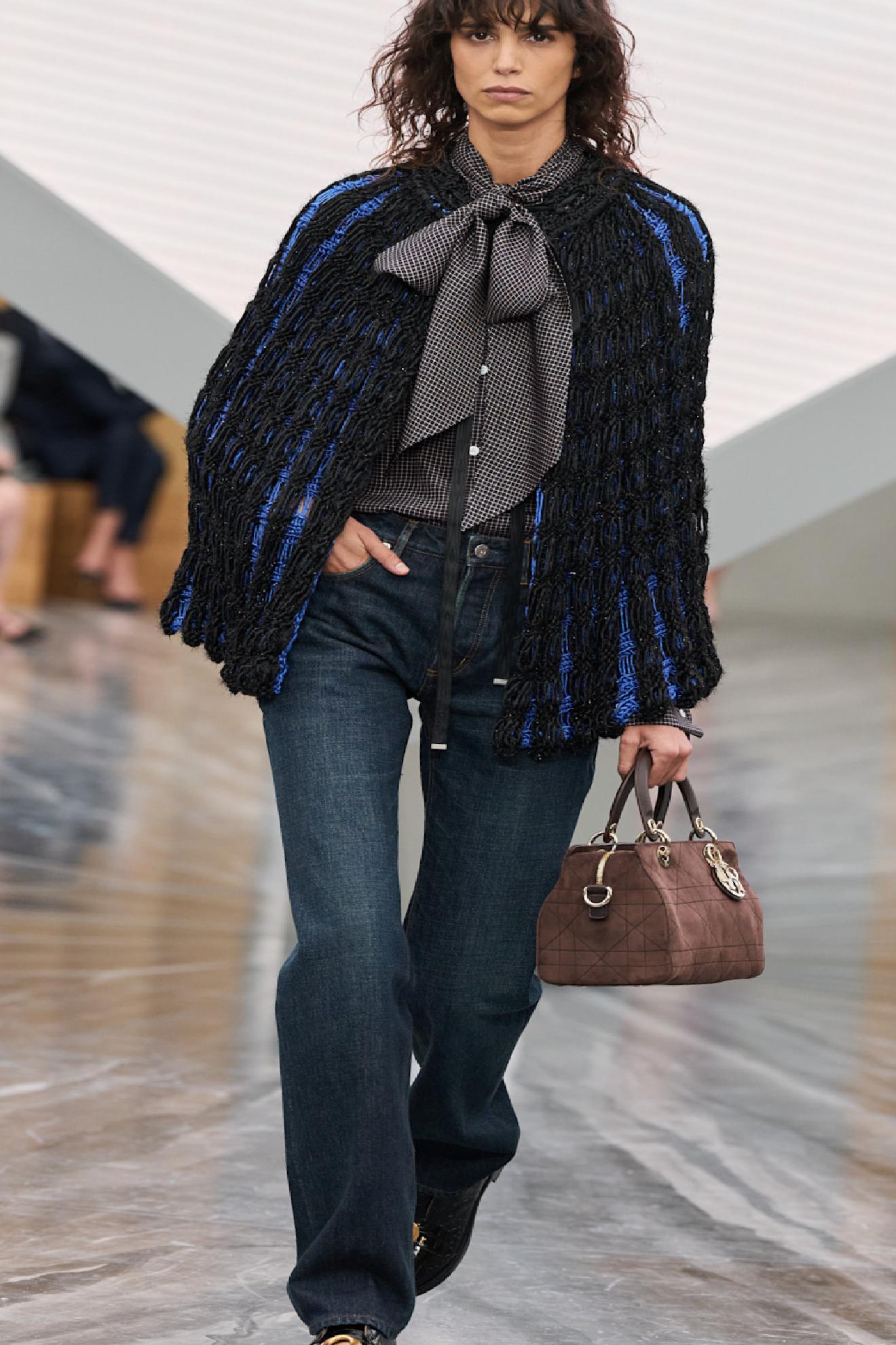 Fularlı Bluzlar: 2026 Gardıroplarında İşlevsel Şıklık ve Modern Drama