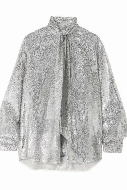 Fularlı Bluzlar: 2026 Gardıroplarında İşlevsel Şıklık ve Modern Drama