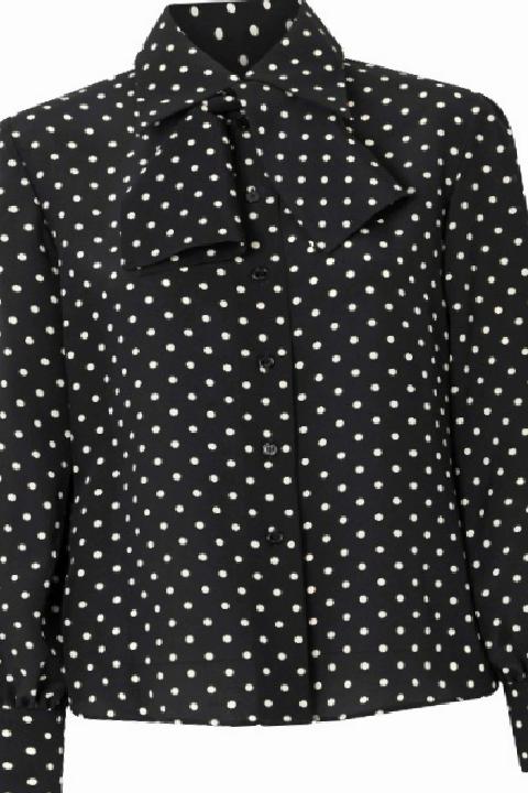 Fularlı Bluzlar: 2026 Gardıroplarında İşlevsel Şıklık ve Modern Drama