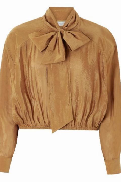 Fularlı Bluzlar: 2026 Gardıroplarında İşlevsel Şıklık ve Modern Drama