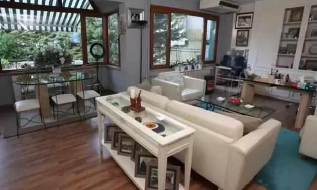 Pazar Gezmesi: Muazzez Ersoy’un Ofisinde Yeşil Bahçe ve Şık Detaylar