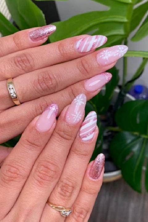 Yılbaşı Tırnak Trendleri: Parıltılı ve Cesur Desenlerle Gecenize Şıklık Katın