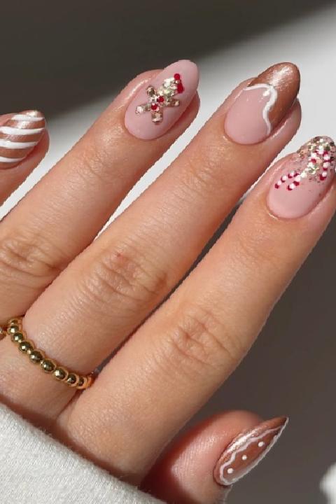 Yılbaşı Tırnak Trendleri: Parıltılı ve Cesur Desenlerle Gecenize Şıklık Katın