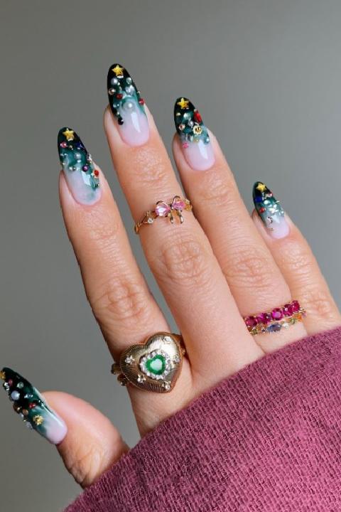 Yılbaşı Tırnak Trendleri: Parıltılı ve Cesur Desenlerle Gecenize Şıklık Katın