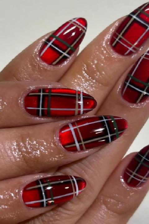 Yılbaşı Tırnak Trendleri: Parıltılı ve Cesur Desenlerle Gecenize Şıklık Katın