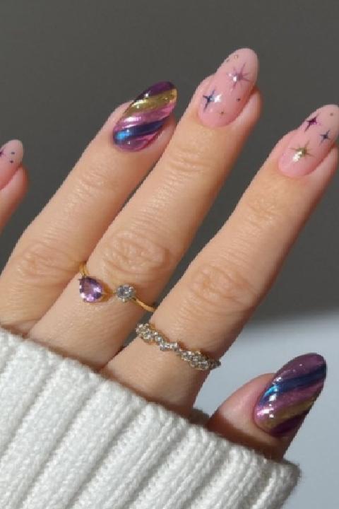 Yılbaşı Tırnak Trendleri: Parıltılı ve Cesur Desenlerle Gecenize Şıklık Katın