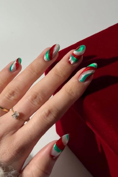 Yılbaşı Tırnak Trendleri: Parıltılı ve Cesur Desenlerle Gecenize Şıklık Katın