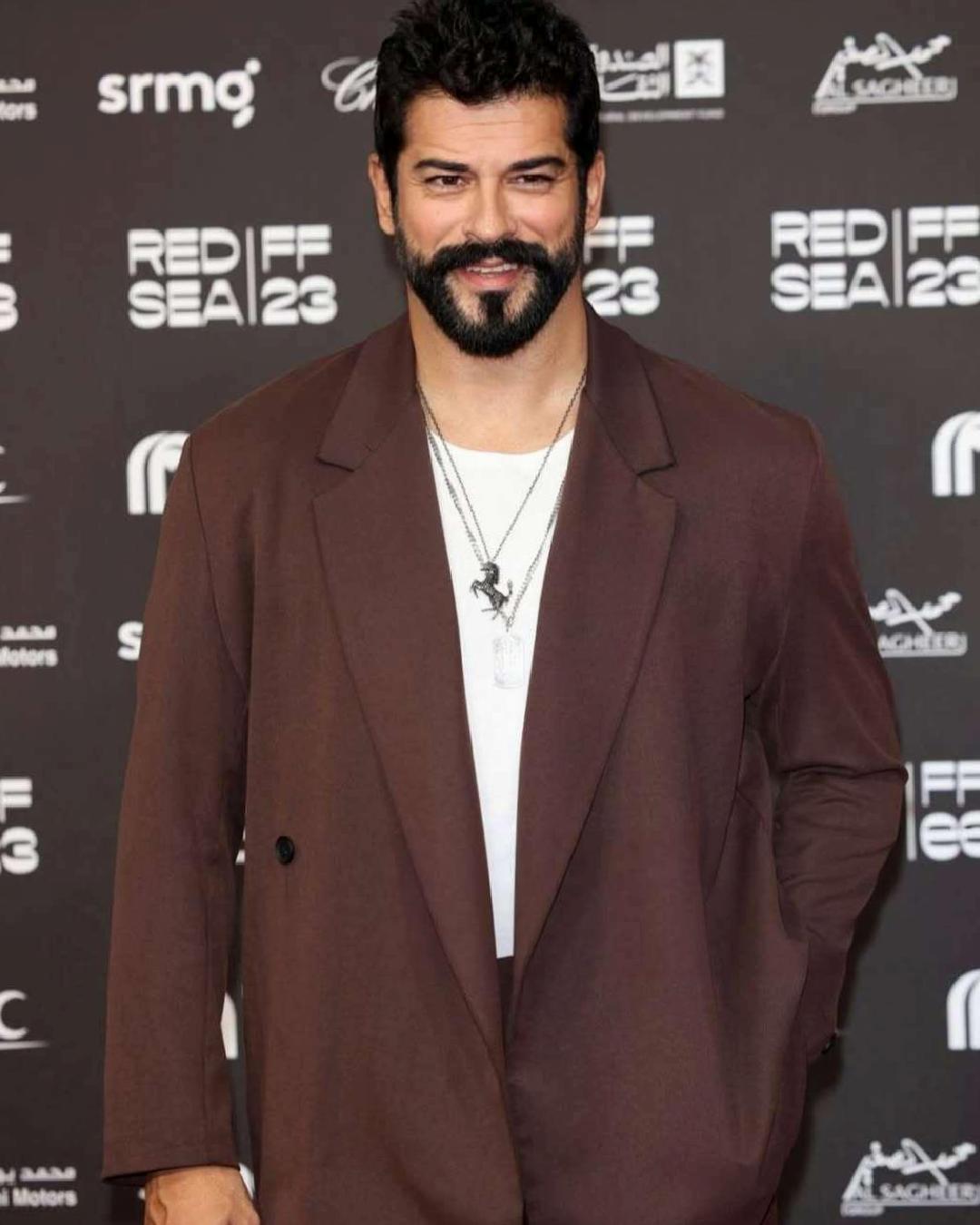 Burak Özçivit: Parayla İlgili İddialara Kesin Yanıt ve Saygı Vurgusu