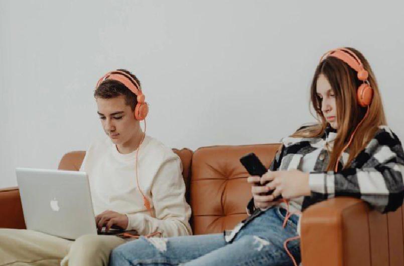 Dijital Çağda Kaygının Alarm Sistemleri: Bilgi Akışını Yönetmenin Psikolojik Yolu