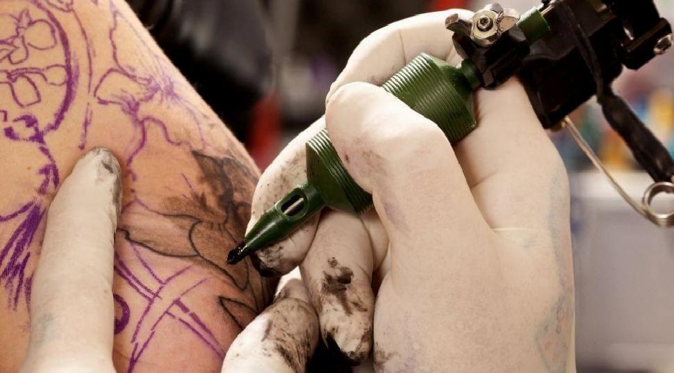 Dövme Mürekkebinin Bağışıklık Üzerindeki Darbe: Estetik Takıntı mı, Sağlık Riski mi?
