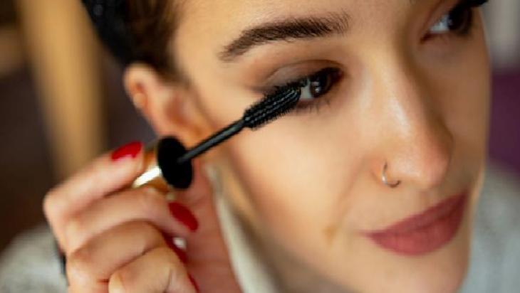 Göz Altı Makyajı: Rimelin Etkileri ve Yaşa Bağlı Değişimler