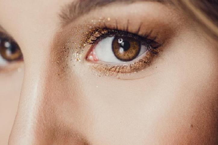Göz Altı Makyajı: Rimelin Etkileri ve Yaşa Bağlı Değişimler