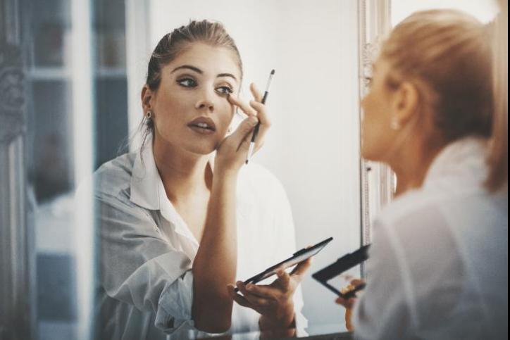 Göz Altı Makyajı: Rimelin Etkileri ve Yaşa Bağlı Değişimler