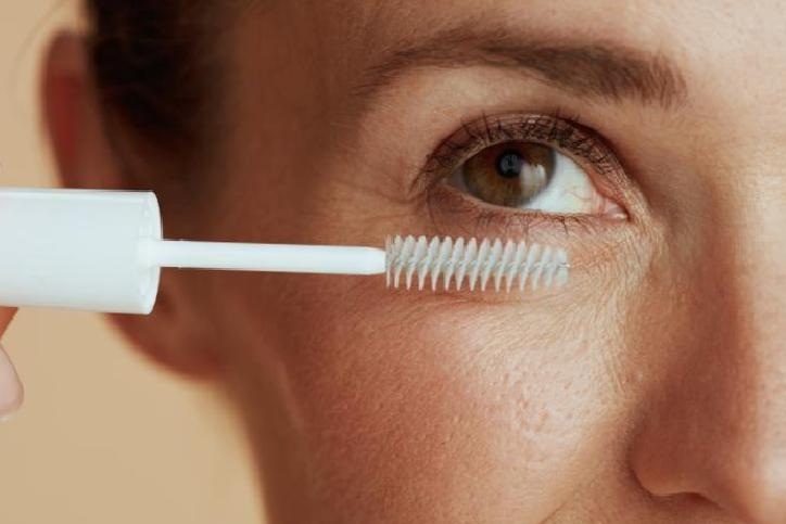 Göz Altı Makyajı: Rimelin Etkileri ve Yaşa Bağlı Değişimler