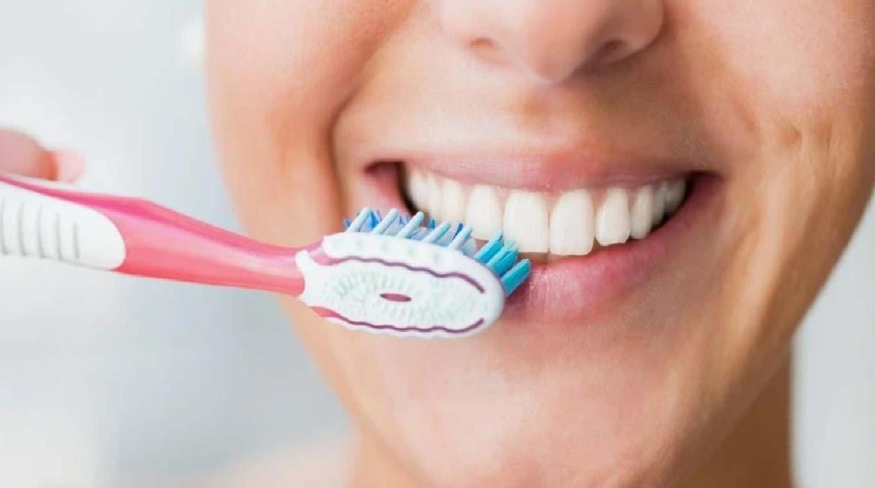 İşin Şaşırtan Yolu: Diş Fırçalamakla Kilo Verme Hikâyesi Üzerinden Uzmanların Perspektifi