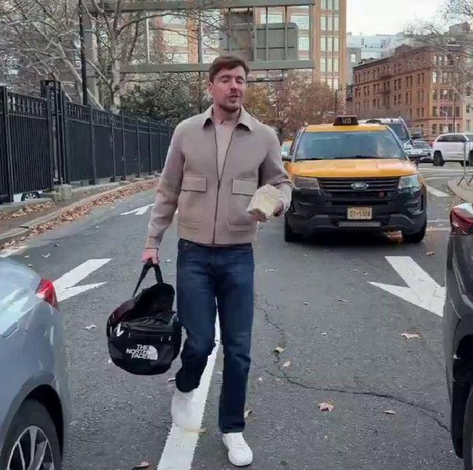 MrBeast'in Trafikte Sürpriz Para Dağıtımı: '1.000 Dolar İster Misiniz?' Anıların Şaşkınlığı