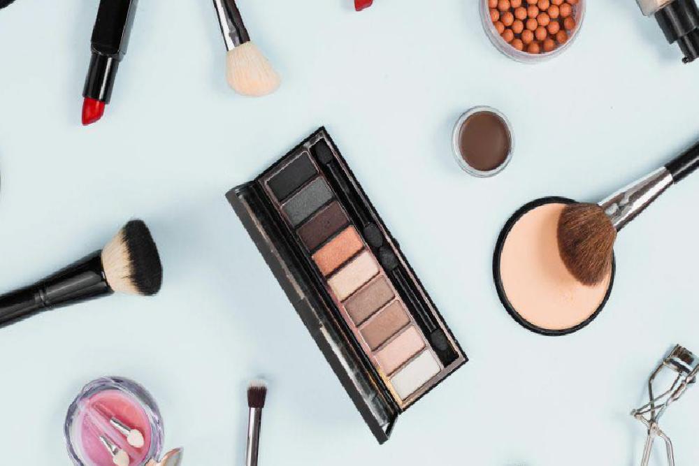 Parıltılı Bakışlar: Doğru Highlighter ve Maskara Seçimiyle Profesyonel Makyaj