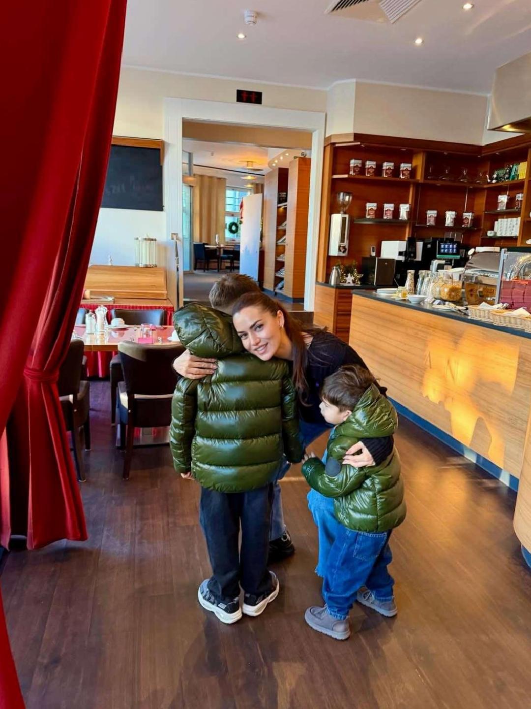 Paris sokaklarında aile pozları: Fahriye Evcen ve Burak Özçivit tatilde canlı paylaşımlarla dikkat çekti