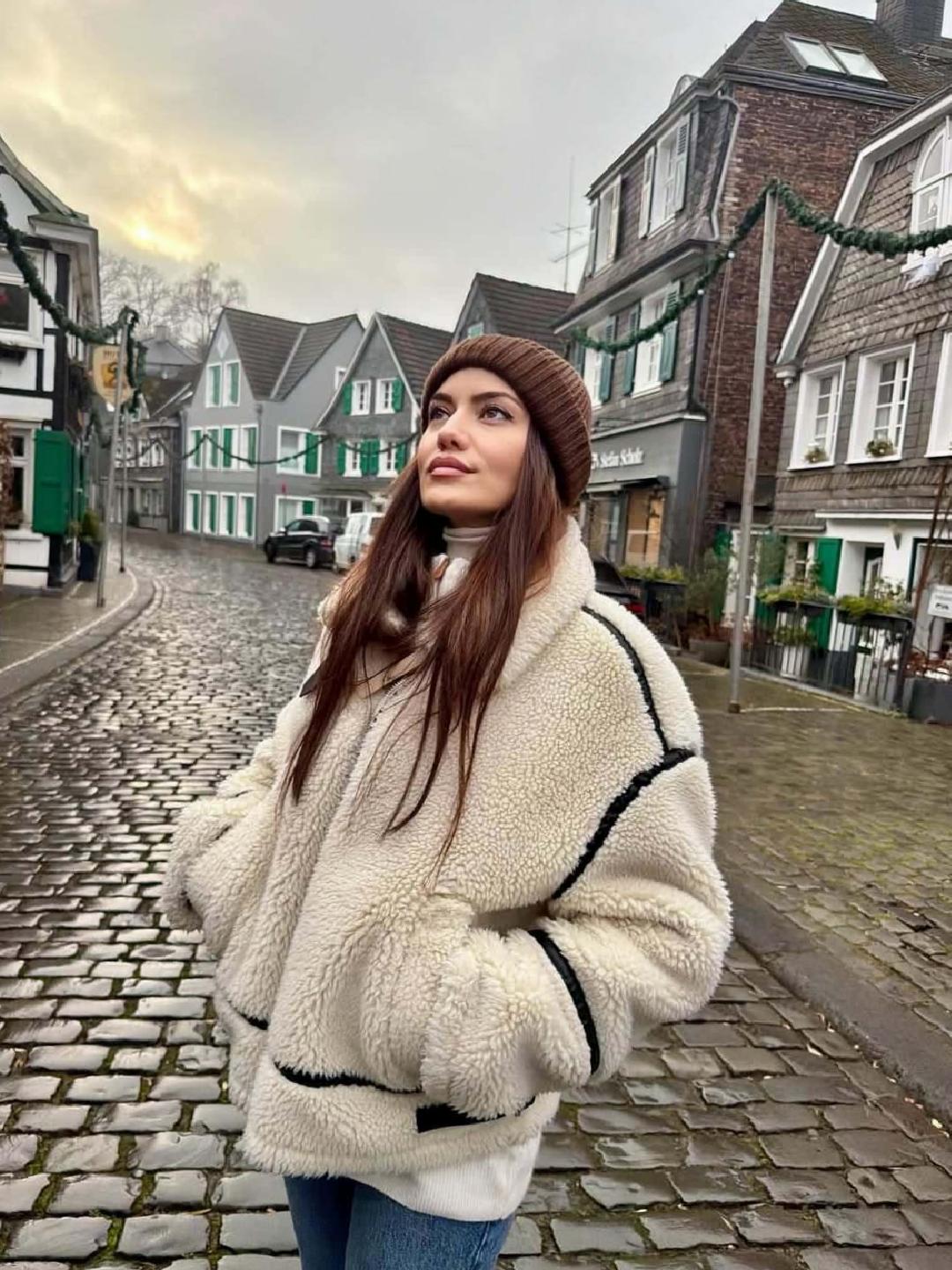 Paris sokaklarında aile pozları: Fahriye Evcen ve Burak Özçivit tatilde canlı paylaşımlarla dikkat çekti